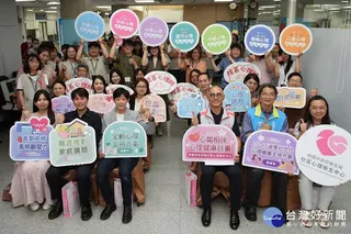 桃園市政府衛生局舉辦「心鄰相伴．幸福齡距離」健康計畫推動記者會大合照。