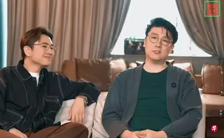 淡出娱乐圈多年的陈司翰（右）现身网络节目《浪谈老事》受访。 （互联网）