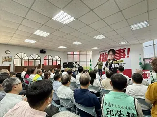 民進黨屏東縣黨部今天正式徵召梁育慈參選屏東市長，發布會湧入數十名黨內重量級人士及地方代表力挺，現場氣氛熱絡。（紀爰攝）