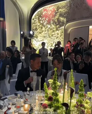 張學友（左）在婚宴上獻唱。翻攝香港TVB資訊台微博