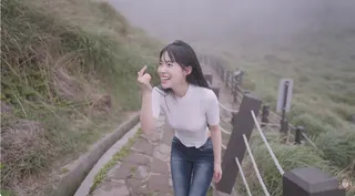 粉絲好奇李多慧的瀏海整理祕訣，讓正在爬山，有些狼狽的她笑說「這個瀏海」？羞說今天沒有用定型液。翻攝YT@lee_dahye
