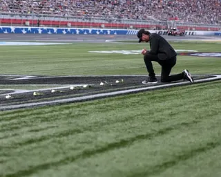 Kurt Busch lays white roses in memory of his brother, Kyle, before Sunday’s race