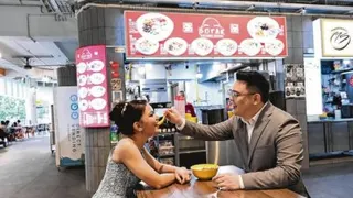 目前经营“Botak港式粥品”的林慧仪（左）于5月12日与相恋三年的男友胡伟杰喜结连理。（照片取自新明日报）