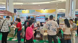 第2屆台灣農遊展銷會22日至24日雅加達登場，印尼當地知名旅行社設攤，針對印尼旅客對慢活與自然療癒的旅遊需求，推出超過30條台灣農場套裝行程。中央社記者羅薇佳雅加達攝 115年5月25日