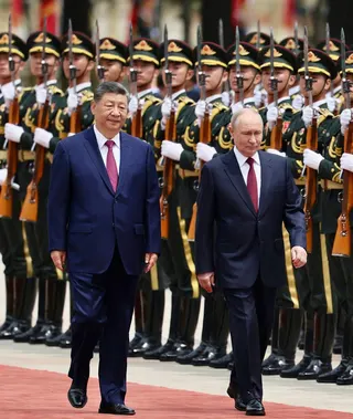 在美國總統川普剛結束對中國的訪問後，北京時間 5 月 19 日晚，俄羅斯總統普丁(右)的專機隨即降落北京首都機場，展開與中國領導層的新一輪會晤。 圖:翻攝自X帳號@BRICSinfo