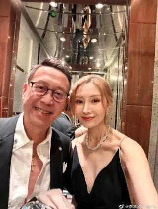 李嘉欣也和老公一同出席婚宴。翻攝香港TVB資訊台微博