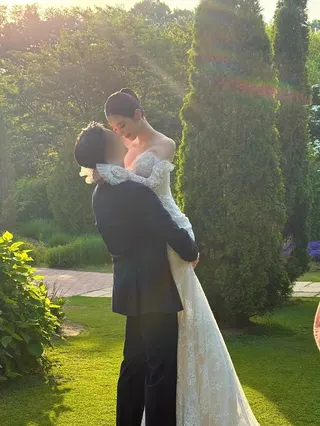 尹廈情的未婚夫輕鬆抱起她，兩人深情對望，糖度超標。翻攝IG@hi__jjeong2