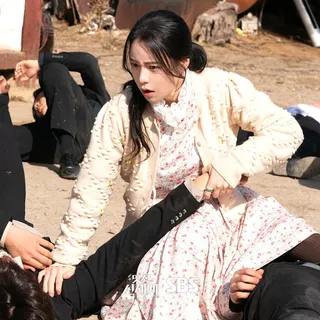 女主角穿越後保有穿「黑絲襪」的習慣。（圖／SBS電視台提供）