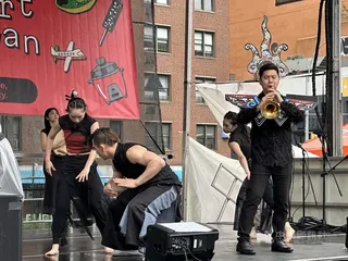 來自宜蘭的當代樂坊表演者在紐約台灣巡禮文化藝術節舞台演出。中央社記者廖漢原紐約攝　115年5月25日