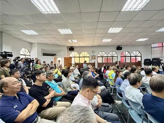 民進黨屏東縣黨部今天正式徵召梁育慈參選屏東市長，發布會湧入數十名黨內重量級人士及地方代表力挺，現場氣氛熱絡。（紀爰攝）