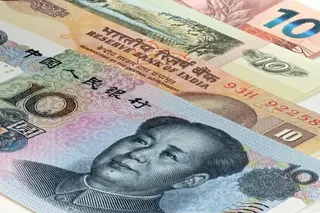 來自包括印度與中國在內多個國家的紙幣，其中前景為印有中國前領導人毛澤東肖像的人民幣鈔票。