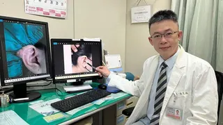 醫師張育誠說明，女大生穿耳洞發生蟹足腫如「精靈耳」（左），經疤痕組織皮下切除，恢...