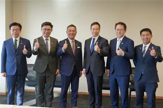 民進黨高雄市長參選人、立委賴瑞隆率領的國會訪日團，於昨（25）日接連拜會「自民黨台灣政策檢討專案小組」與眾議院經濟產業委員長工藤彰三。（賴辦提供）