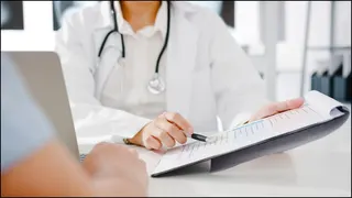 醫師指出，殺死廣節裂頭絛蟲幼蟲的方法有二：將魚肉充分煮熟，或將其冷凍至零下20度並維持7天以上。（示意圖／AI生成）