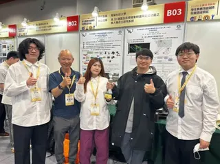 《圖說》龍華科大電子系吳常熙師生團隊研製「具3D建圖及目標搜索辨識與定位功能之無人機自主群飛系統」，勇奪全國技專生實務專題競賽電機群第二名。〈龍華科大提供〉