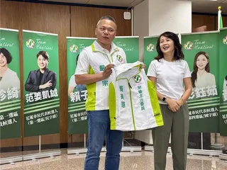 縣議員張美慧（右）未尋求連任，扛起擔任「Team Hualien（挺花蓮）花蓮隊」榮譽主委職務。左為「花蓮隊」總幹事、黨務主委嚴献宗。（王志偉攝）