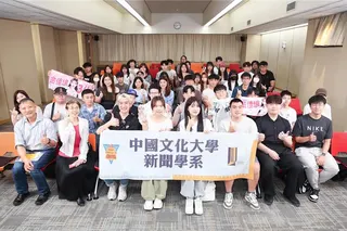 金佳垠和經紀人Joy與文大學生合影。（文化大學新聞系提供）