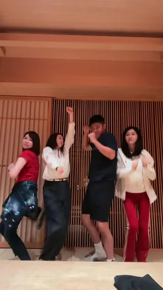 一群人在鏡頭前大秀舞姿。（翻攝小紅書）