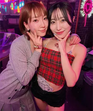 張菲二兒子「飛離台灣」夜店超極樂！舉起來狂攝「嫩妻在場」當場抓包