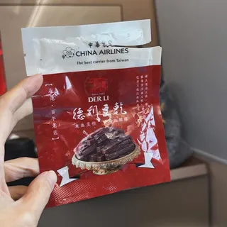 舒淇分享在飛機上手拿一包豆乾的照片，稱為了它可以常常搭華航，讓粉絲放話要截圖囤貨。IG@sqwhat