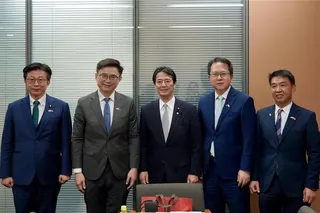 民進黨高雄市長參選人、立委賴瑞隆率領的國會訪日團，於昨（25）日接連拜會「自民黨台灣政策檢討專案小組」與眾議院經濟產業委員長工藤彰三。（賴辦提供）