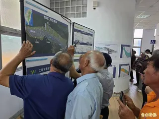 馬太鞍溪光復堤段首場公聽會，現場的河川治理範圍圖吸引大批居民農民拿手機拍攝，光復鄉也有很多農民的農地位於北岸的綜開段。(記者花孟璟攝)