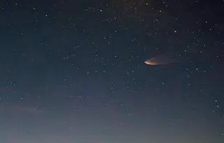 一道疑似火流星或火箭殘骸的發光物體劃過天際。（圖／翻攝自台東南橫埡口即時影像）