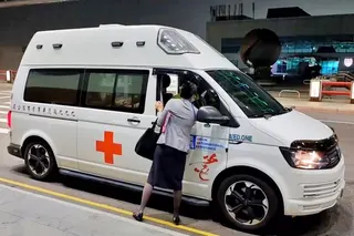 肖雷因接觸老鼠藥住院治療，他的家屬曾透過群眾募資平台募得回澳洲的醫療專機費用，後來搭乘專機返回澳洲。（翻攝畫面）中央社