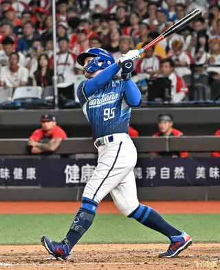 張育成敲出二分全壘打。(記者陳志曲攝)
