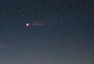 一道疑似火流星或火箭殘骸的發光物體劃過天際。（圖／翻攝自台東南橫埡口即時影像）