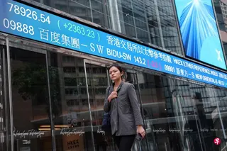 香港金管局要求在港银行加强对大陆客户投资账户的审查，包括要求新开户客户书面声明投资资金来自中国大陆以外的合法来源。图为香港中环一块电子屏幕上显示恒生股票指数。 （路透社档案照片）