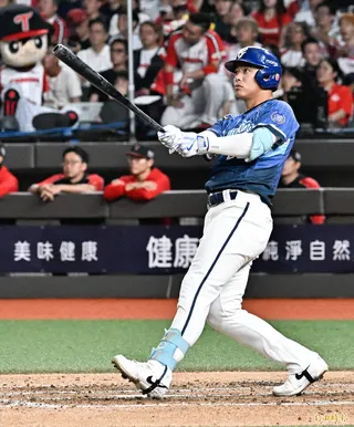 申皓瑋敲出二分全壘打。(記者陳志曲攝)