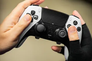Holding the controller with two different joystick tops