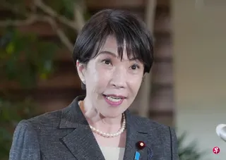 日本参议院星期三通过《国家情报会议设置法案》后，首相高市早苗在首相府答复媒体的提问。 （法新社）