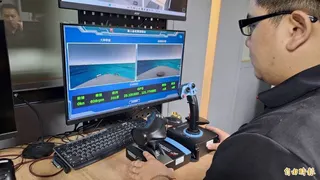 USV無人船操作模擬系統，相較於實體無人船訓練可能產生的設備損耗與高昂維修成本，虛擬環境能提供低風險且可重複演練的操作空間。(記者吳哲宇攝)
