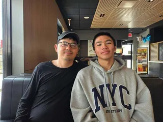 劉廷寬（右）於南加州與台灣品格籃球協會創辦人楊德恩（左）合影。（記者張庭瑜/攝影...