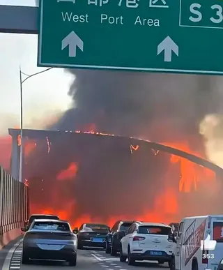 深圳南坪快速道路發生大火，現場火舌猛烈，濃煙直竄天際。 圖 : 翻攝自南方都市報