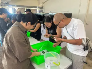 《圖說》民眾自己動手將珊瑚固定於基座上。〈漁業處提供〉