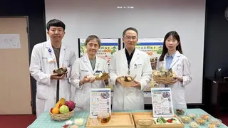 基隆醫院營養科營養師林鈺庭與廚師王伶郡記者會教民眾做富含膳食纖維的鹹粽與甜粽。（...