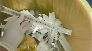 醫療廢物垃圾桶內堆滿廢棄手術器具。(大象新聞)