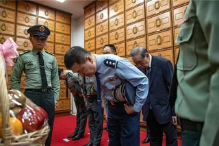 李棟樑一行前往故參謀總長沈一鳴一級上將牌位前獻花。軍聞社提供