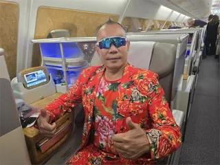吊車大王「為何獨愛東北大花衣」？胡董揭「背後真相」當場撩妹：來我家送妳1件