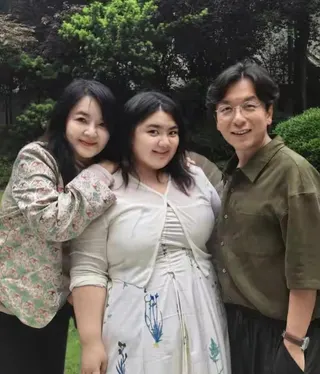 胡慧中（左）與何嘉珍（中）到大陸拍旅遊影片。圖右為甘鵬。（圖／微博 胡慧中）