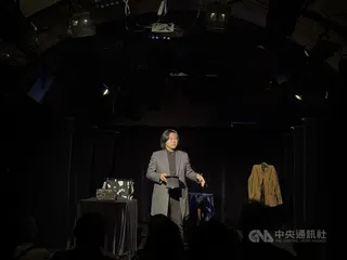 3組台灣藝術團隊參與布拉格藝穗節。由拾陸製作帶來的「年少時光」，創作靈感來自藝術總監林陸傑（圖）的成長故事，並將魔術與身體、敘事節奏相互交錯，在平靜溫柔的氛圍中描繪年少時光與微妙的心理感受。中央社記者劉郁葶布拉格攝 115年5月28日