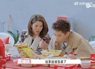袁詠儀（左）透露自己曾被電視台雪藏。（圖／翻攝自微博）