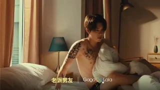 《老派男友》最大的特色在於高度寫實的生活感，例如夏天只穿四角褲在家走動。（GagaOOLala提供）