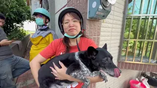 陳小姐抱著家人陳美琪，眼泛淚光。（圖／中天新聞）