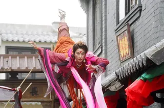 關詠荷在《金裝四大才子》一人分飾兩角，演技精湛飽受肯定。年代、壹綜合提供
