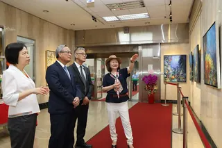 知名藝術家范巧貞（右一）為土銀總經理張志堅（左二）、主任秘書鄭瑟琴（左一）、授信審查部經理潘忞作（右二）導覽畫作。土銀提供