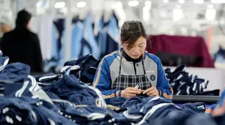 女工在流水線上裁剪服裝